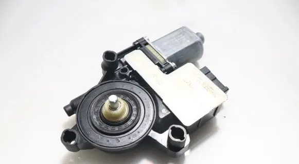 Volkswagen Polo VI Front door window regulator motor 