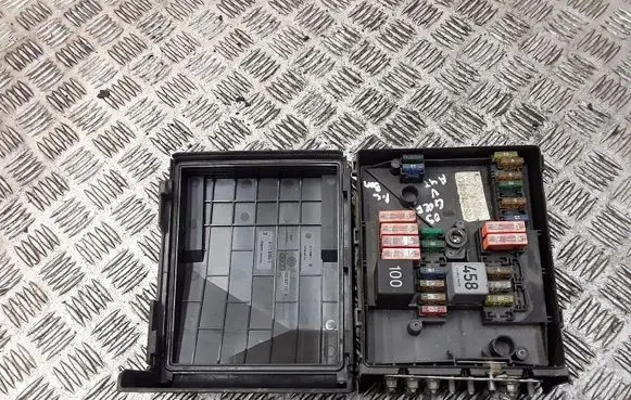 Volkswagen Golf V Fuse module 1K0937125