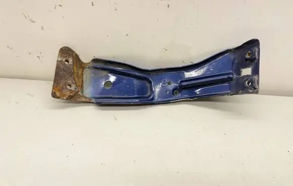Volkswagen Jetta VI Fender mounting bracket 5C6821127 5C6821136