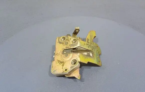 Mazda MPV II LW Rear door lock 