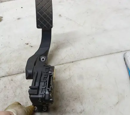 Volkswagen PASSAT B5.5 Accelerator throttle pedal 8D1723523L 6PV00837502