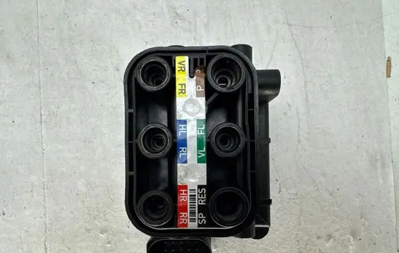 Mercedes-Benz E W213 Air suspension valve block A0993200258 CG30 421481