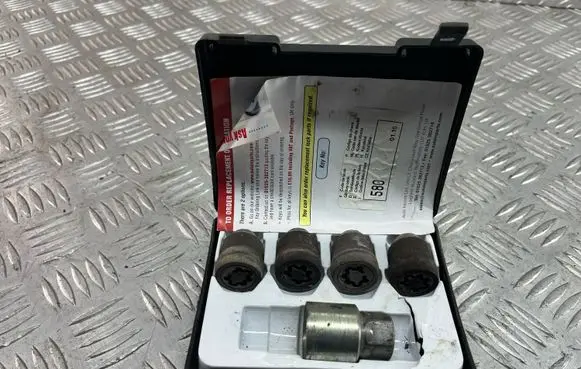Volvo XC60 Anti-theft wheel nuts and lock 