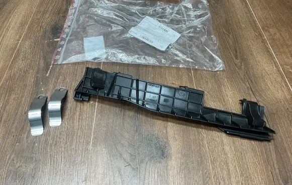 BMW 5 G30 G31 G38 Front bumper mounting bracket 23469401