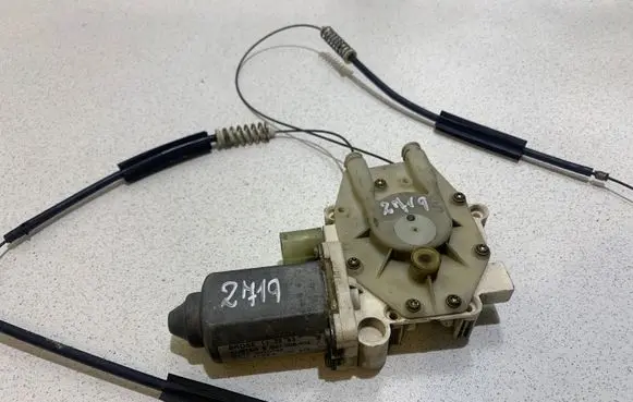 BMW 5 E39 Front door manual window regulator 67628360512 9030143 113843