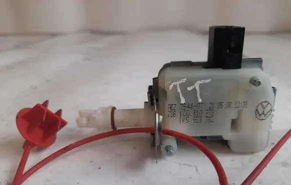 Fuel tank cap lock motor