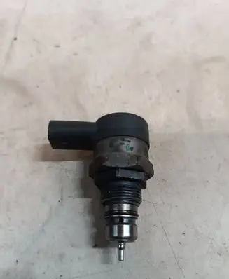 BMW 5 E60 E61 Fuel pressure regulator 0281002481