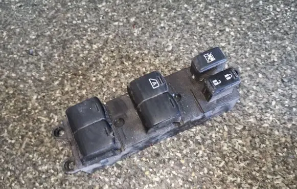 Nissan Tiida C11 Electric window control switch