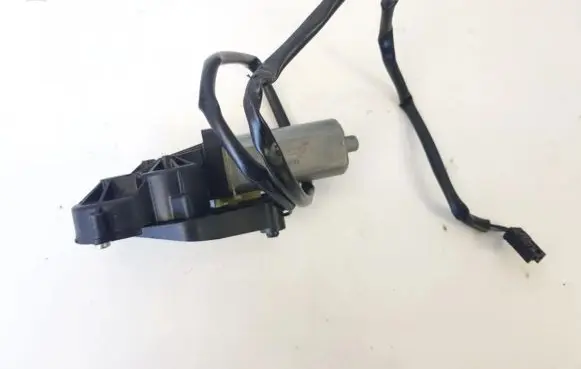 Mercedes-Benz C W203 Seat adjustment motor 820648024 0390203207