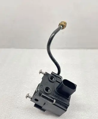 BMW X5M F85 Air suspension valve block 4722555620 24092014