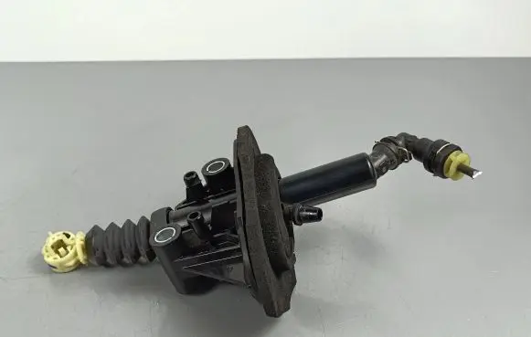 Nissan Qashqai J12 Clutch master cylinder 306106UB0A