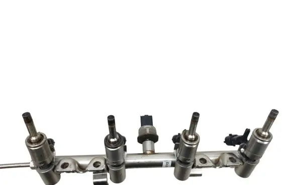 Citroen DS4 Fuel injector supply line/pipe 