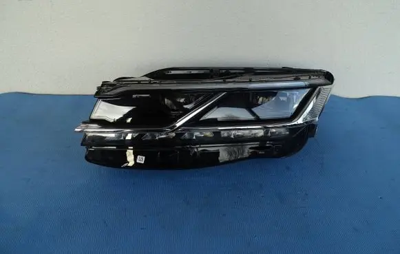 Volkswagen Touareg III Headlight/headlamp 761941081