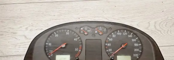 Volkswagen PASSAT B5.5 Speedometer (instrument cluster) 110008919017
