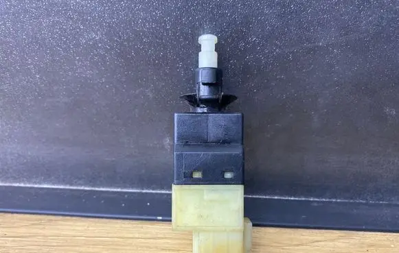 Mercedes-Benz B W245 Brake pedal sensor switch A0015454409