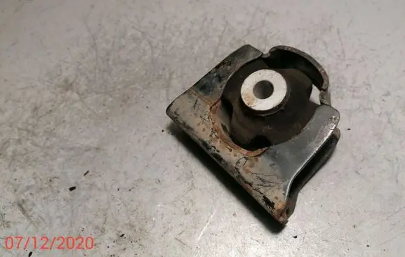 Toyota RAV 4 (XA30) Engine mount bracket