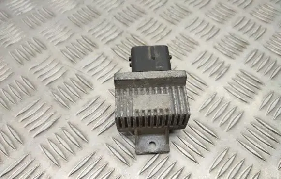 Opel Vivaro Glow plug pre-heat relay