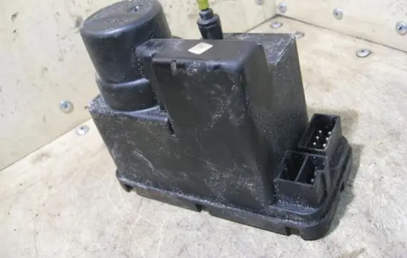 Mercedes-Benz C W202 Central locking vacuum pump HELLA2028001448