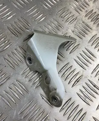 Audi Q7 4L Fender mounting bracket 4L0821136