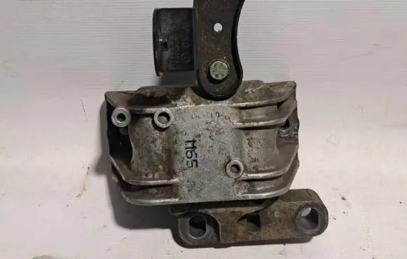 Volkswagen PASSAT B6 Engine mount bracket 1K0199262