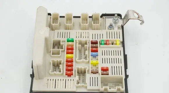 Renault Kangoo II Fuse module 8201044235