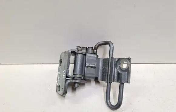 Volkswagen Touareg I Front door lower hinge 7L0831411