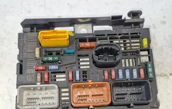 Peugeot 308 Fuse module 9664706280 10576355