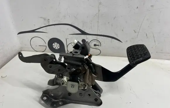 Toyota RAV 4 (XA50) Brake pedal 