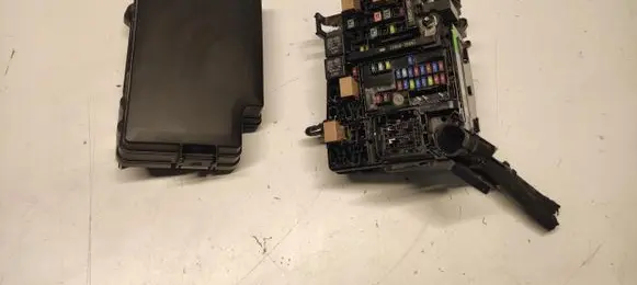 Hyundai i30 Relay mounting block 