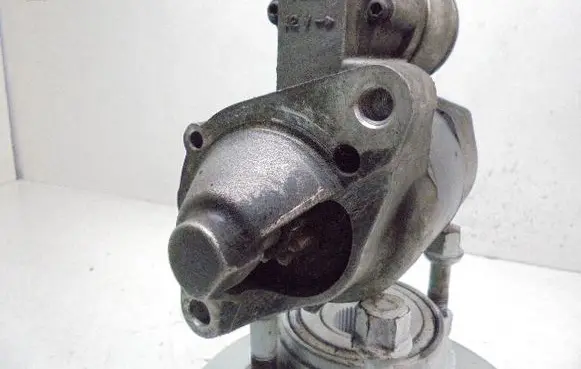 Renault Clio III Starter motor 8200369521E