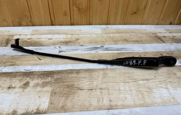 Volkswagen PASSAT B5.5 Front wiper blade arm 47743