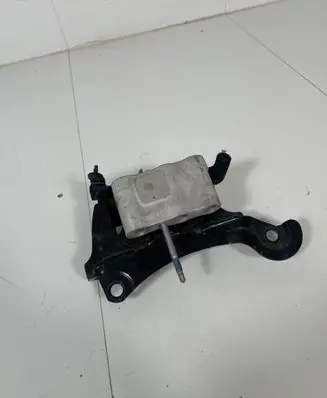 Toyota C-HR I Engine mount bracket