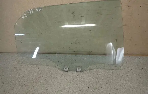 Mazda 2 Sliding door window/glass 