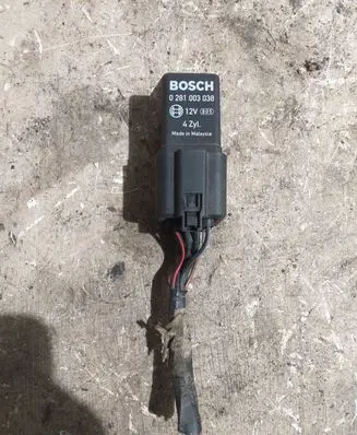 Skoda Octavia Mk2 (1Z) Glow plug pre-heat relay 0281003038