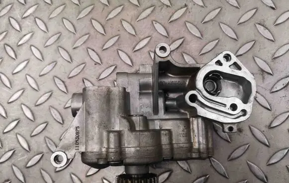 Volkswagen Tiguan Oil pump 06J115106AB