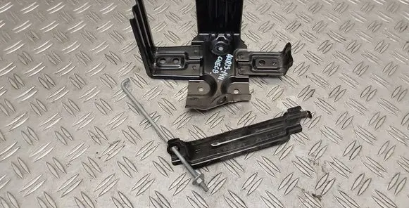 Toyota Auris E180 Battery bracket 