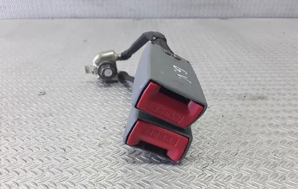 Middle seatbelt buckle (rear)