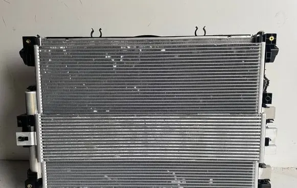 Maserati GranTurismo II Coolant radiator L0008904 PE586001