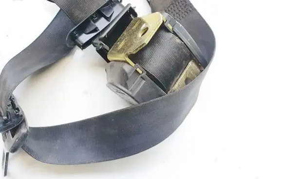 Middle seatbelt (rear)