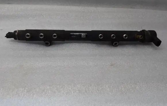 Volvo V70 Fuel main line pipe 8699179 0445215023
