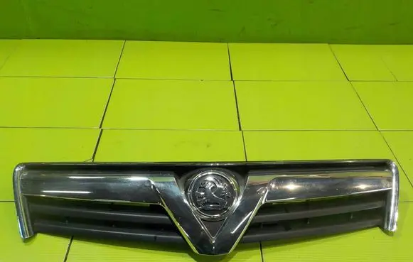 Opel Antara Front bumper upper radiator grill 96433237