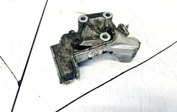 Subaru Legacy Engine mounting bracket
