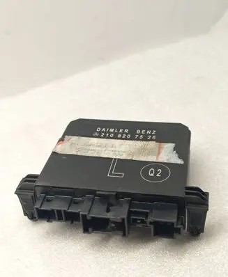 Mercedes-Benz E W210 Door control unit/module 2108207526