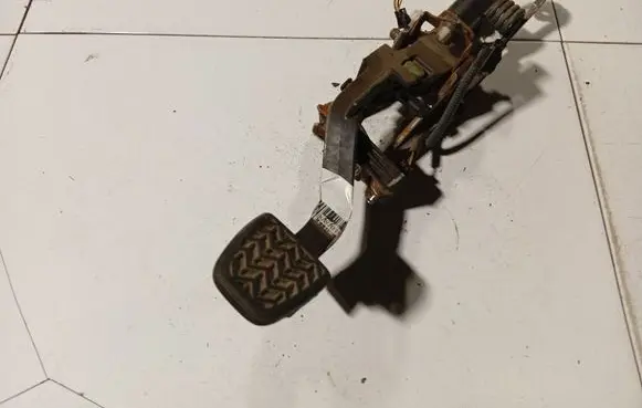 Toyota Yaris Brake pedal 