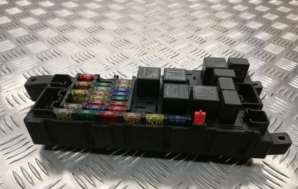 Volvo V70 Fuse module 518717004