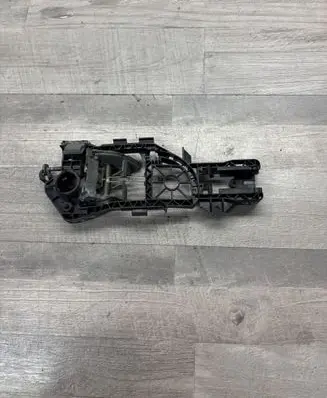 Volkswagen PASSAT B6 Rear door exterior handle/bracket 3C0837885E