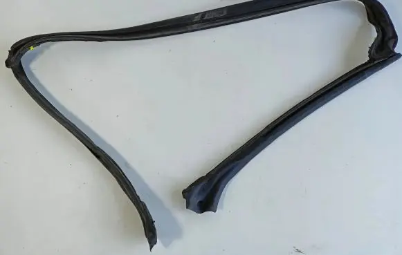 Ford Mustang VI Sunroof sealing rubber 