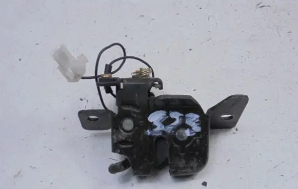 Mazda 323 F Tailgate/trunk/boot lock/catch/latch
