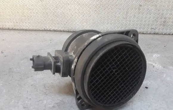 Volvo V70 Mass air flow meter 30677999 0281002730