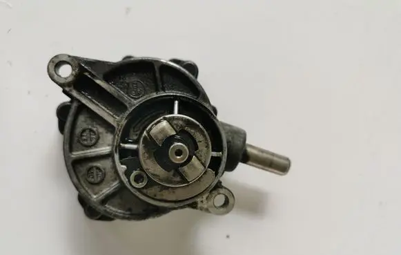 Mercedes-Benz E W211 Vacuum pump A64623065